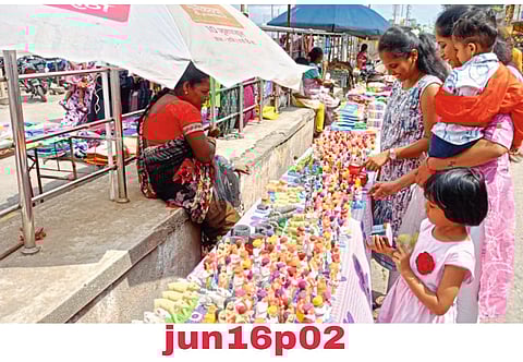 जुन्नरची बाजारपेठ सजली पणत्या, मूर्तींनी