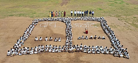 महात्मा गांधी विद्यालयात विद्यार्थ्यांनी साकारली ‘पुस्तक’ प्रतिकृती