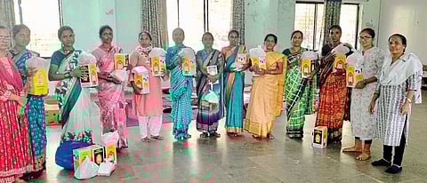 आदिवासी कुटुंबांना सोलर लॅम्पचे वाटप