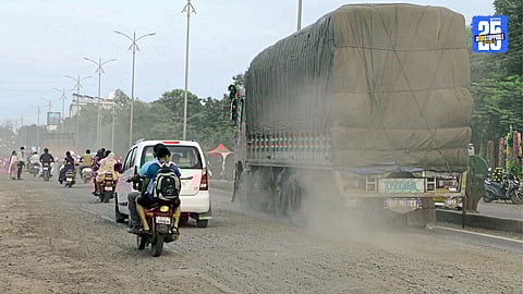 Jalgaon News : जळगावकरांची दिवाळी खड्ड्यांतच! महामार्गावरील बिकट अवस्थेमुळे अपघात व धुळीचा त्रास