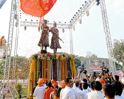 श्री शिव शंभू स्मारकाचे
तळेगाव दाभाडेत अनावरण