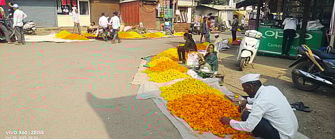 झेडूंच्या फुलांनी सजली भोर शहरातील बाजारपेठ