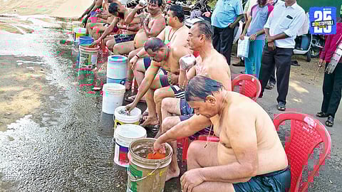 Traders in Phaltan protest the market rent hike with a symbolic bath outside the Tehsil Office; administration urged to act.