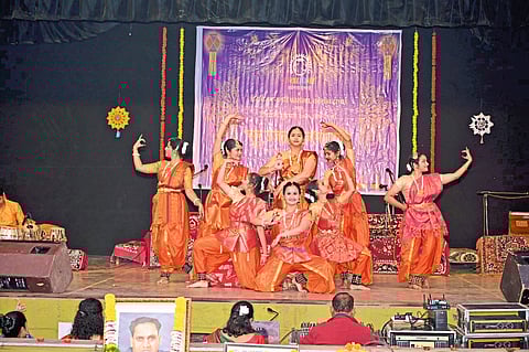 कलापिनी संस्थेतर्फे
दिवाळी पहाट उत्साहात