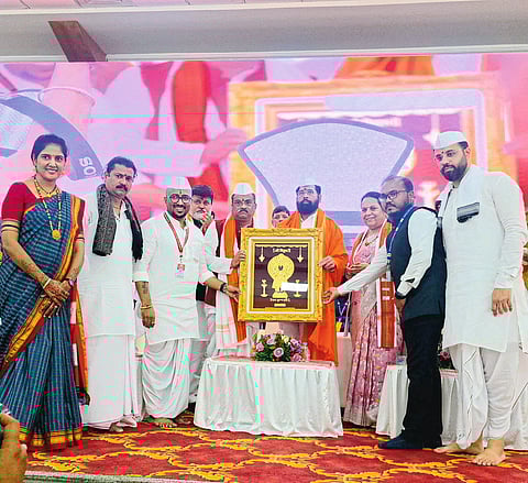 उपमुख्यमंत्री शिंदे यांना सोन्याची फ्रेम भेट