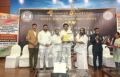 सरपंच विजय जंगले यांना
उत्कृष्ट सरपंच पुरस्कार