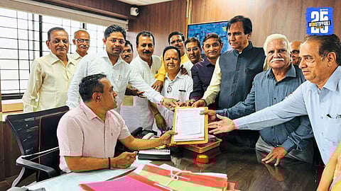 Jain community members submit a memorandum to the Solapur District Collector demanding cancellation of the land sale deed of Jain Boarding.