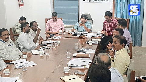 CM’s Economic Advisor Praveensingh Pardeshi during a review meeting with Solapur Municipal officials, directing faster implementation of civic projects.