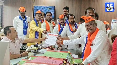 Kaikadi Samaj representatives submitting a memorandum to the Resident Deputy Collector demanding ST category inclusion and social justice.
