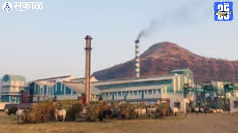 Swabhimani activists blocking cane-laden trucks outside Jarandeshwar Sugar Factory; police deployed to prevent untoward incidents.