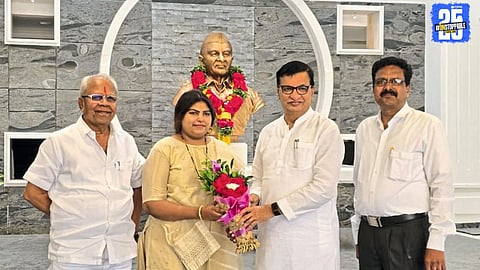 Girija Pichad in discussion with Balasaheb Thorat — meeting sparks political talk in Akole.