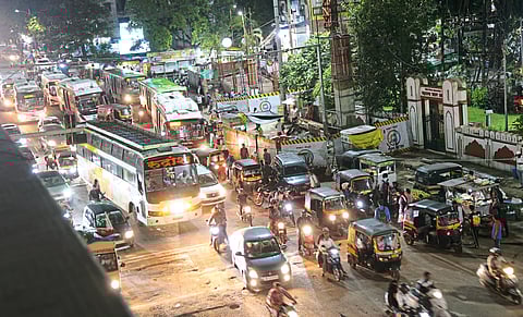 मेट्रोचे काम अन् बेशिस्त रिक्षा चालकांमुळे वाहतूक कोंडी