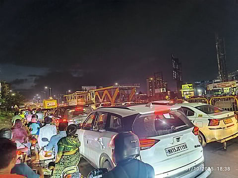 मुकाई चौकात वाहतूक कोंडी