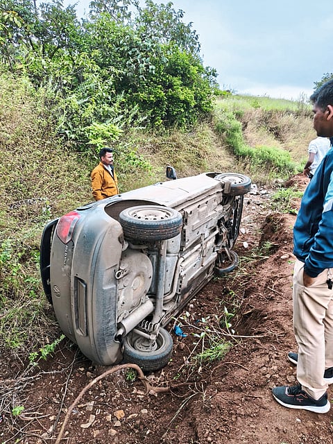 पोखरी घाटात चारचाकी मोटार पलटी