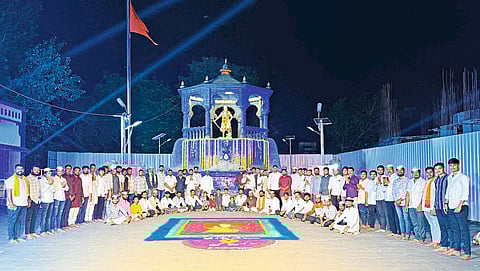 वढू बुद्रूक ३००१ दिव्यांनी प्रकाशमान