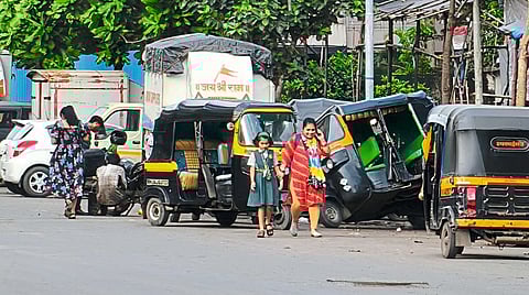 बेकायदा गॅरेजकडे कानाडोळा