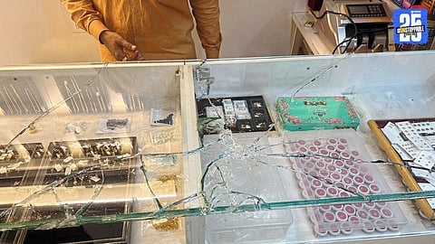 Police and dog squad investigate the scene of a failed armed robbery in Solapur where robbers fled without loot.