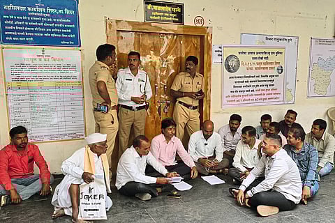 तहसीलदार कार्यालयाला
शिरूरमध्ये ठोकले टाळे