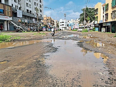 पुरंदरच्या रस्त्यांमुळे पर्यटकांचे हाल
