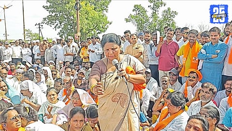 “Sushma Andhare leads an aggressive protest outside Phaltan Police Station; demands a high-level inquiry and justice in woman doctor suicide case.”