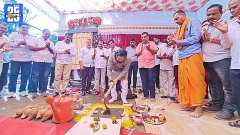 “Minister Shivendraraje Bhosale inaugurates Satara road development work from Powai Naka to Bombay Restaurant Chowk; boost to city beautification.”