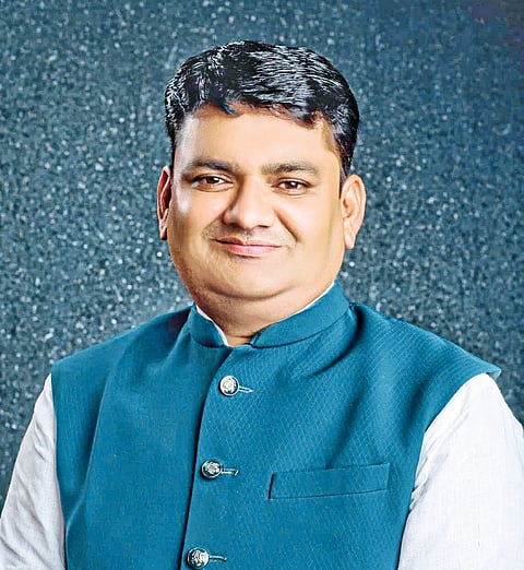 उच्चशिक्षित आणि कार्यक्षम नेतृत्व