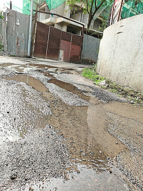 सोपानराव भोईर उड्डाणपुलाजवळ महिनाभरापासून पाण्याची गळती