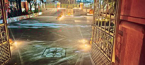 दिव्यांच्या प्रकाशात मंदिरे उजळली