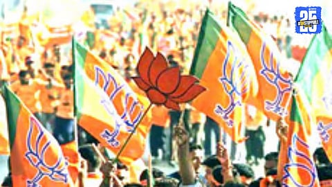 BJP leaders in Solapur break coconut to mark the start of candidate selection; party begins accepting applications for Nagar Parishad polls.