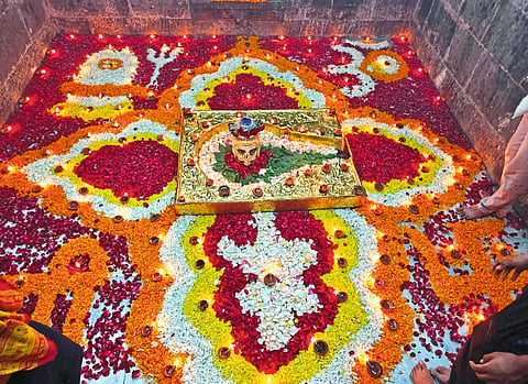 बनेश्वरच्या मंदिरात फुलांची सजावट