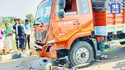 Fatal accident near Kapadgaon on Phaltan road – Tempo hits bike, one dead and two injured; driver absconds.
