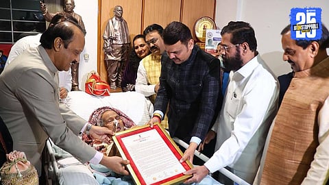 Sculptor Ram Sutar receiving the Maharashtra Bhushan Award 2024 for his lifelong contribution to monumental Indian sculpture.
