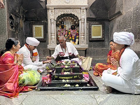 द्वादशीनिमित्त वारकऱ्यांकडून तीर्थ स्नानाचा आनंद