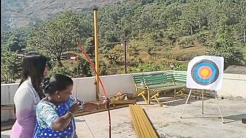 वृद्धाश्रमातील ज्येष्ठांनी अनुभवली नेमबाजी