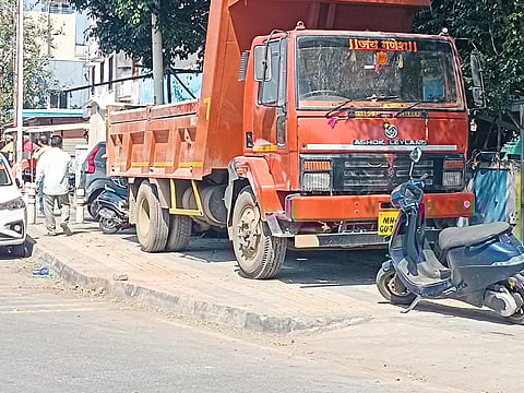 ‘रॉयल शेल’ सोसायटीजवळ रस्त्यावर सांडपाणी