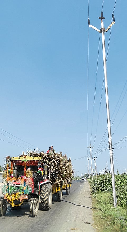 वीजवाहिनीचे खांब थेट महामार्गावर