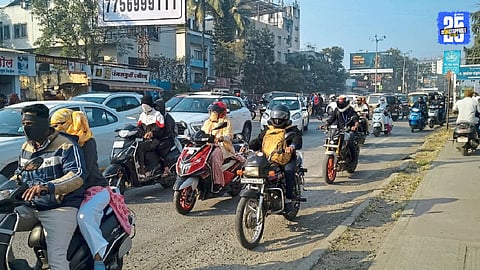 Heavy traffic builds up at Lagad Mala Chowk as the absence of a functioning signal