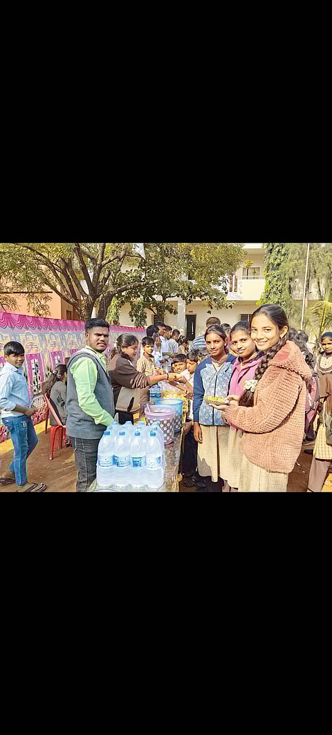कुरवलीत विद्यार्थ्यांनी लुटला
खाऊगल्लीचा आनंद