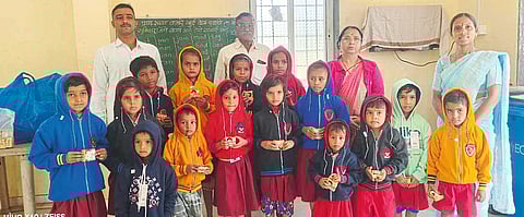 भोरच्या अतिदुर्गम शाळांमध्ये उबदार कपड्यांचे वाटप