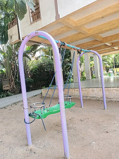 उद्यानातील तुटकी खेळणी; मुलांचा हिरमोड