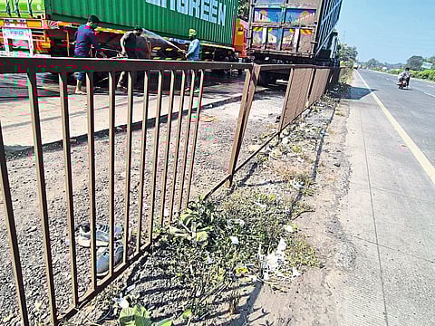 महामार्गाच्या ‘सुरक्षे’चीच चोरी