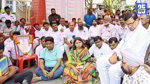 Balasaheb Thorat interacting with Congress workers during the protest condemning the attack on the district president.