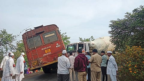 जवण-अजिवली मार्गावर एस.टी. व मालवाहतूक गाडीचा अपघात