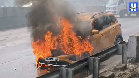 Car Catches Fire on Mumbai–Pune Expressway