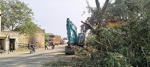 तळेगाव ढमढेरेतील अतिक्रमणांवर हातोडा