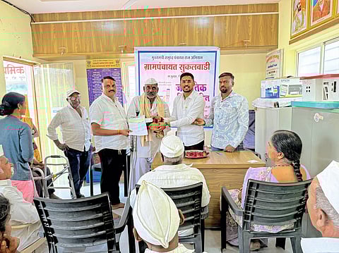 सुकलवाडीत दिव्यांग बांधवांचा सन्मान