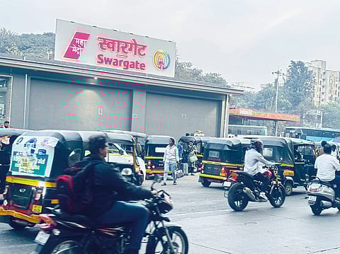 पादचाऱ्यांचा रस्ता ओलांडताना अपघात