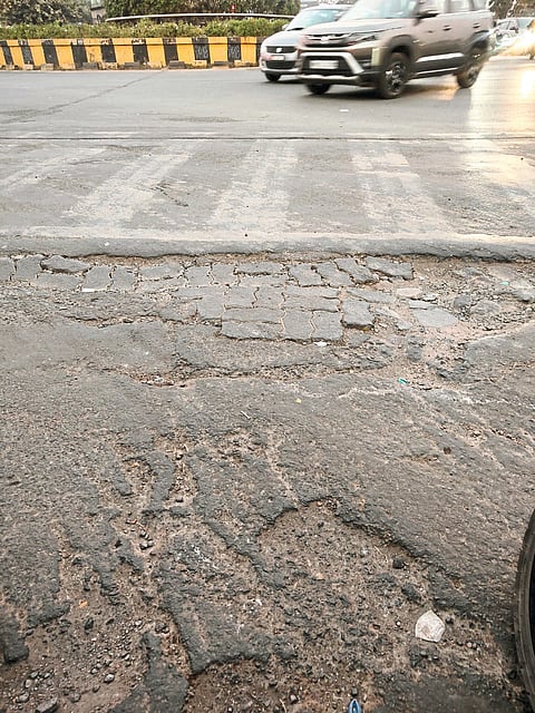 चिंचवडगाव-आकुर्डी मार्गावर
खंडोबा माळ चौकात धोकादायक खड्डे