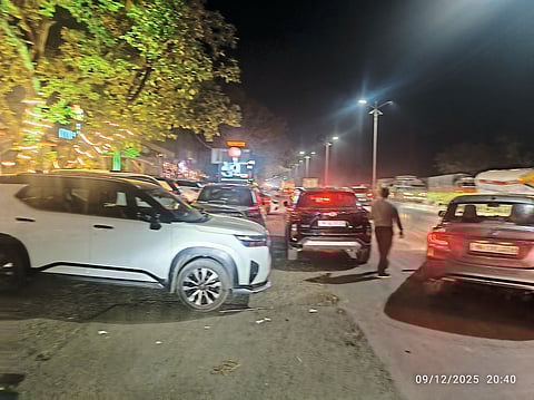 पुणे-मुंबई महामार्गावर
निगडीत रस्त्यावरच वाहनतळ