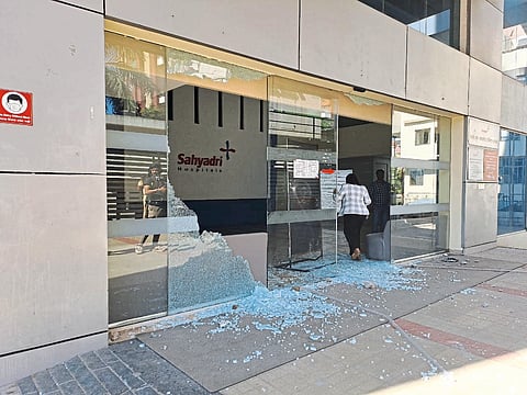 हडपसरच्या सह्याद्री रुग्णालयाची तोडफोड
उपचारामध्ये हलगर्जीपणा केल्याचा नातेवाइकांचा आरोप